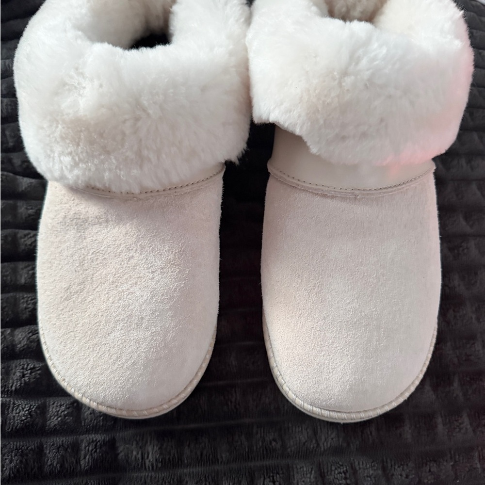 OluKai Cream Slippers